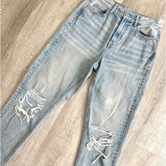 Like New American Eagle Light Wash Ripped Straight Leg Mom Jeans High Waist - Picture 3 of 6